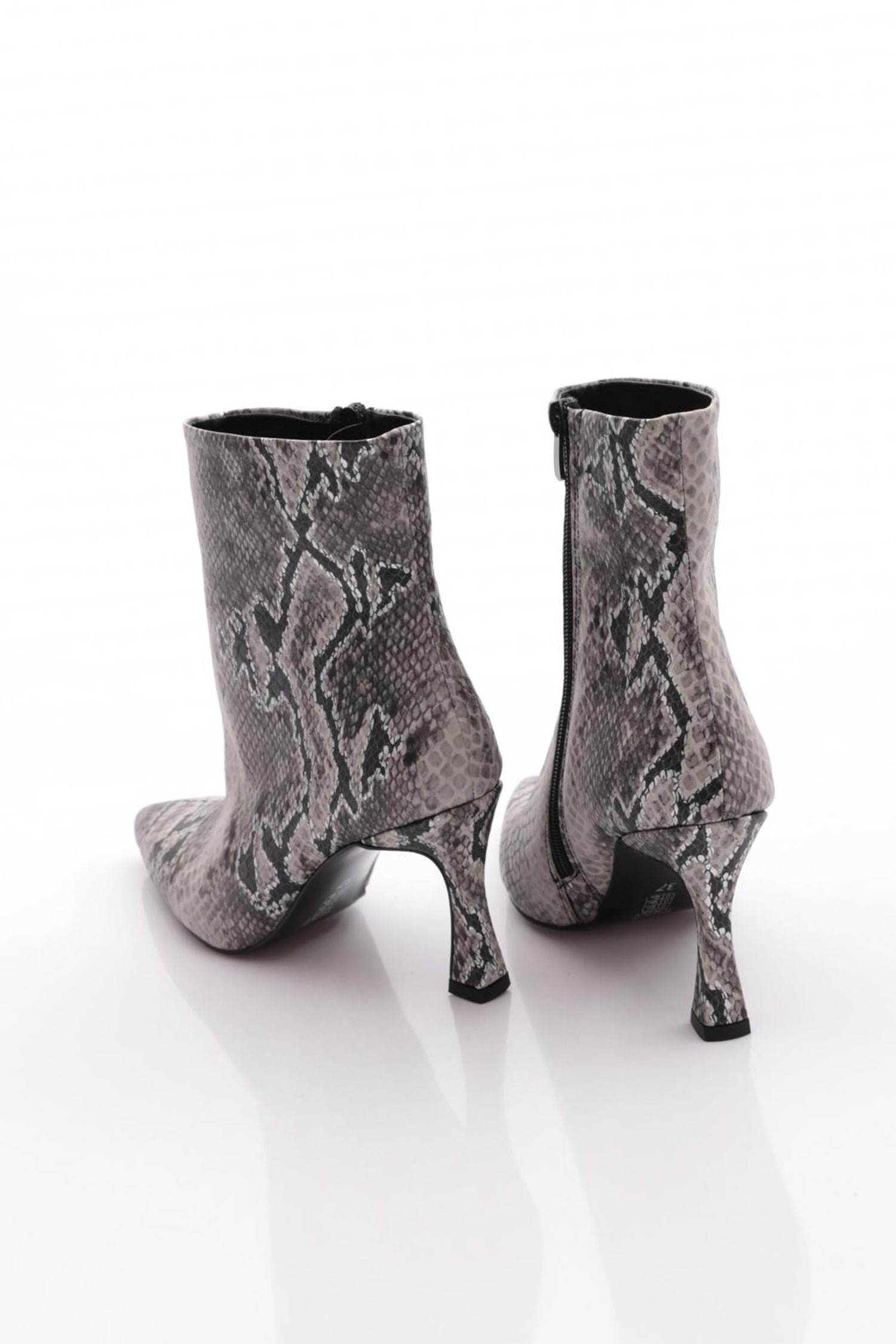 8793-424_R0620_3.jpg