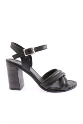 Dgn 17-06 23Y Kadin Çapraz Bantli Bilekten Bağli Topuklu Sandalet Siyah 