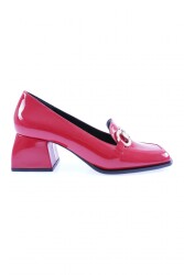 Dgn K335-22K Kadin Küt Burun Demir Aksesuarli Çerçeve Topuklu Loafer Ayakkabi Kırmızı 